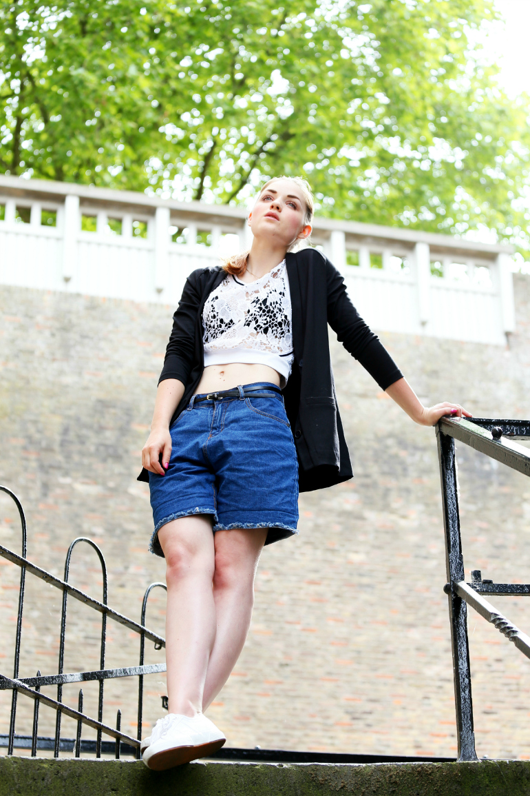 cropped top, see through top, superga sneakers, boyfriend shorts, & other stories, bershka top, susan caplan for asos, zomeroutfit, fashion blogger, fashion blog, fashion is a party, outfit recap juni, nijmegen