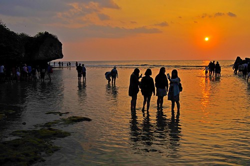 liuqiu intertidal tourists sunset seashore beach vacation silhouette sightseeing attraction 小琉球 潮間帶