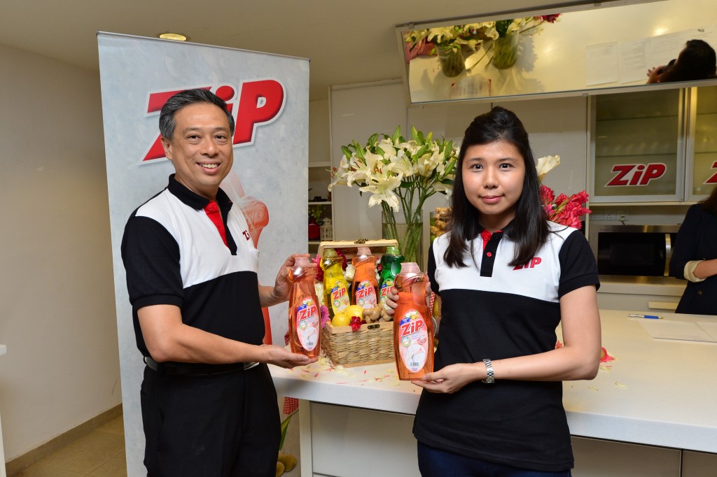 L to R - Mr Francis Ng - General Manager Marketing Lam Soon, Ms Leong Mei Hwa, ZIP product manager (Custom)