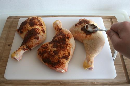 25 - Hähnchenschenkel mit Paste bestreichen / Spread chicken legs with marinade
