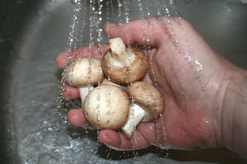 11 - Champignons abbrausen / Wash mushrooms