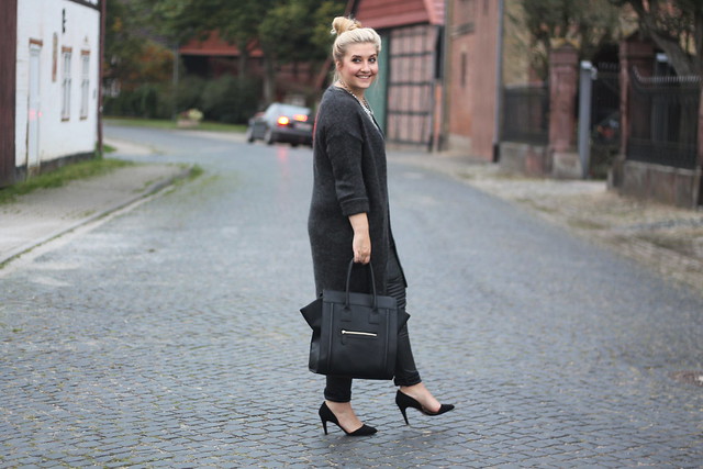 outfit-fashionblog-schwarz-herbst-lederhose-strick-cardigan-hm-pumps-tasche