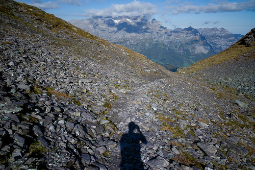 shadow mountains alps me landscape schweiz switzerland europe suisse hiking rangefinder trail alpen svizzera 141004 glarus wanderung wanderweg selfie 2014 glärnisch svizra glarnerland 28m elmaritm ©toniv leicam9 wildmadfurggeli l1018924 elmschwanden