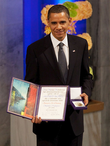 President_Barack_Obama_with_the_Nobel_Prize_medal_and_diploma