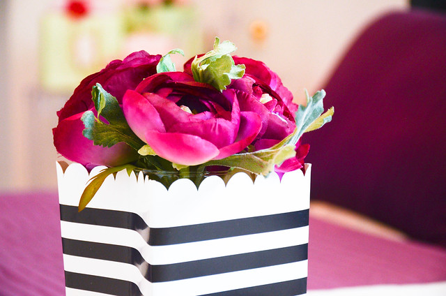 DIY HOEM DECOR: use black and white striped paper bag and vase for flowers (ranunculus)