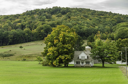 landscapephotography farm whitehouse fallcolor farmhouse woods trees green