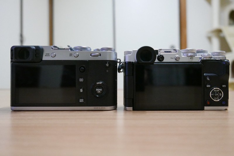 FUJIFILM X100F＆OLYMPUS PEN-F裏面大きさ比較