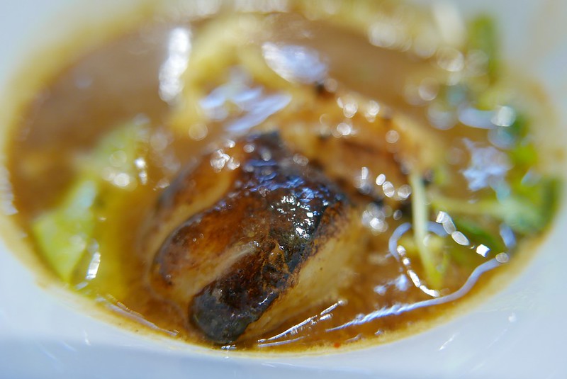 池袋西口GAGANA RAMEN炙りホルモンつけ麺のスープの中の丸腸３つ