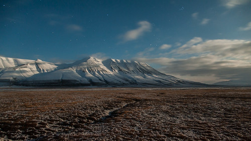 mountain norway october fullmoon svalbard arctic moonlight spitsbergen 2014 operafjellet svalbardandjanmayen operamountain