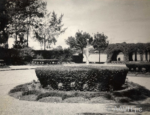 AP1671-Desmarets - Hué, 1936 - Le parc de la rive gauche - Les jets d'eau