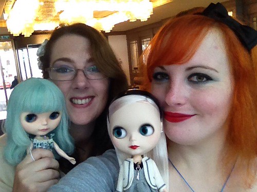 BlytheCon UK 2014 - Queuing with our custom girls