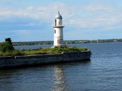 lighthouse quebec front soulangescanal lowerentrancerange