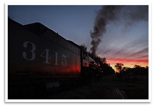 santafe train sunrise pacific ks locomotive steamengine abilene enginehouse oilburner atsf 462 3415 1919baldwin abilenesmokyvalleyrailroad asvr
