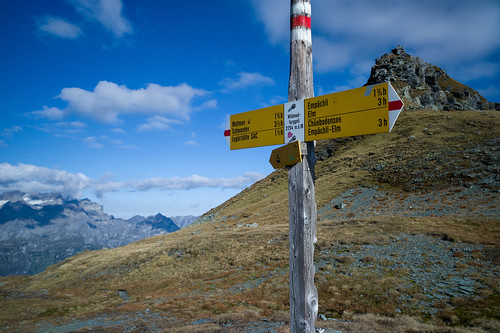 alps sign landscape schweiz switzerland europe suisse hiking 28mm rangefinder alpen svizzera 141004 glarus wanderung 2014 wegweiser glärnisch svizra glarnerland elmaritm ©toniv leicam9 wildmadfurggeli elmwildmadfurggeliberglimattseeschwanden l1018920