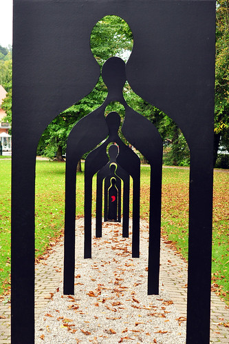 Skulptur "Sieben Generationen" von Frederick Franck ... Kurpark Bad Herrenalb ... Foto: Brigitte Stolle