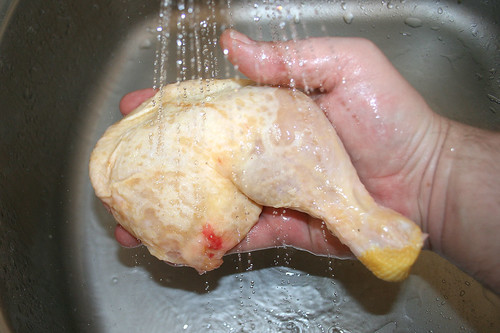24 - Hähnchenschenkel waschen / Wash chicken legs