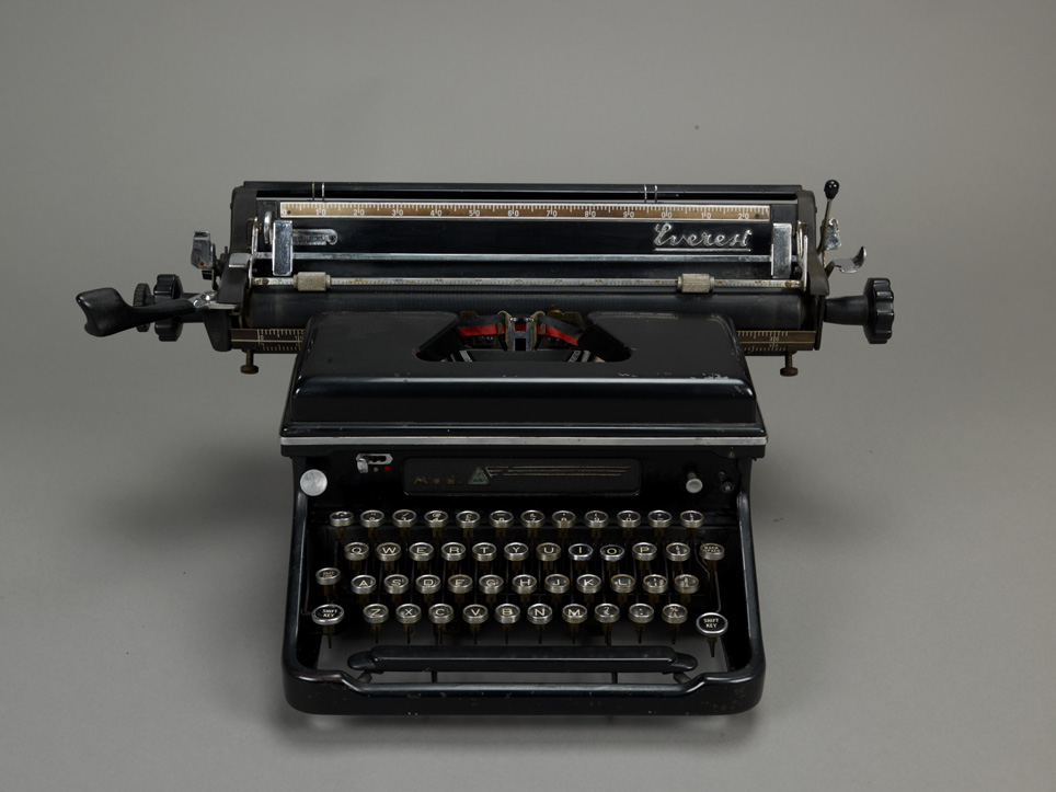 Photo of a manual typewriter.